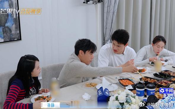 吃着饭呢，孙杨忽然对秦昊来了一句：“我不知为啥，你给我布置任务，我老紧张了。”说