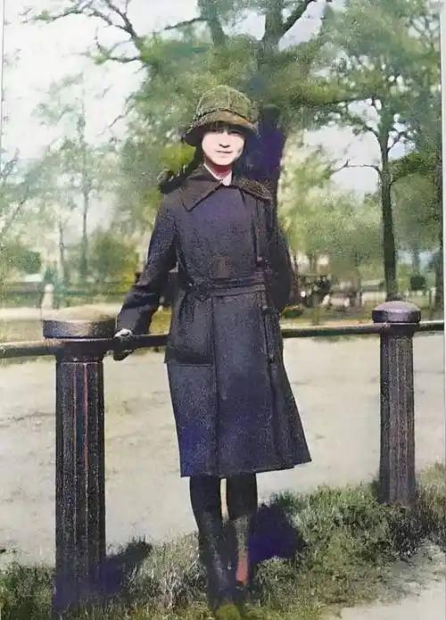 有段话很扎心：“没钱的男人，根本不知道女人有多主动。你以为女人天生矜持、害羞？大