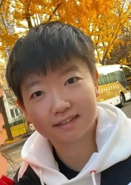 莎莎一笑，全世界都亮了
新鲜的莎莎
coco也在
这画面好温馨呀
coco好像陪