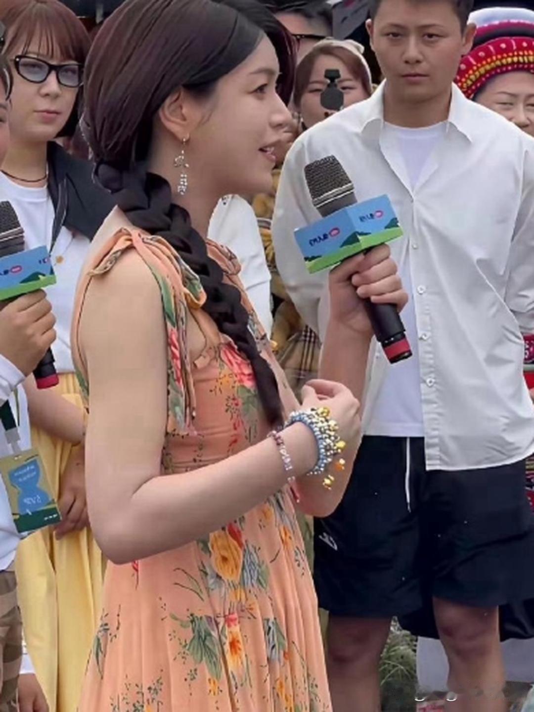 好家伙你看陈妍希这假发，也太显眼了吧 