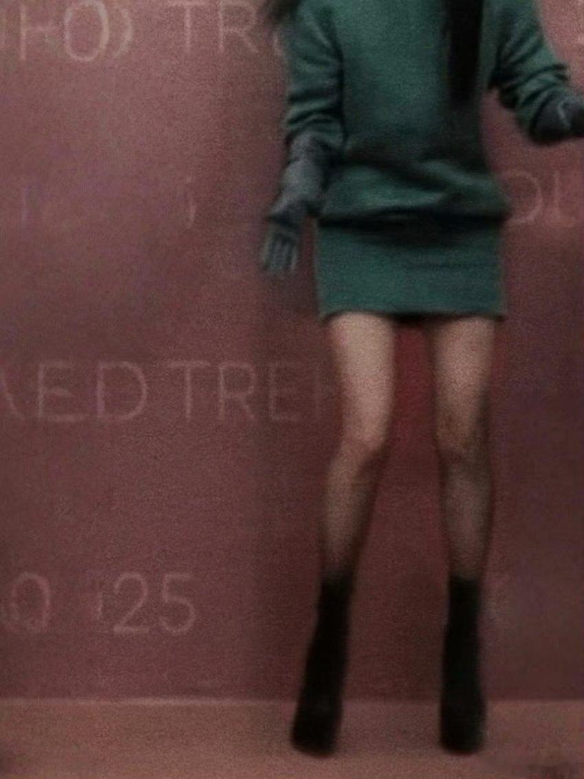 那英 腿精又细又直的大长腿配上绿色短裙黑丝，性感霸气切换自如。这哪里是去走红毯，