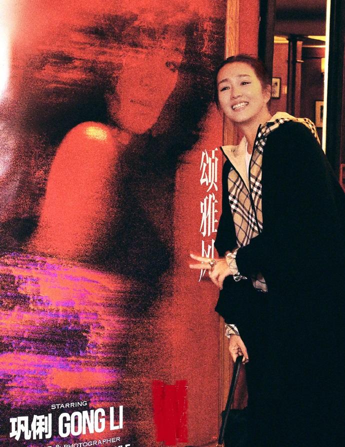 近日巩俐在巴黎出席时尚活动，她如今看起来依然很年轻，气质也不错。

巩俐里面穿白