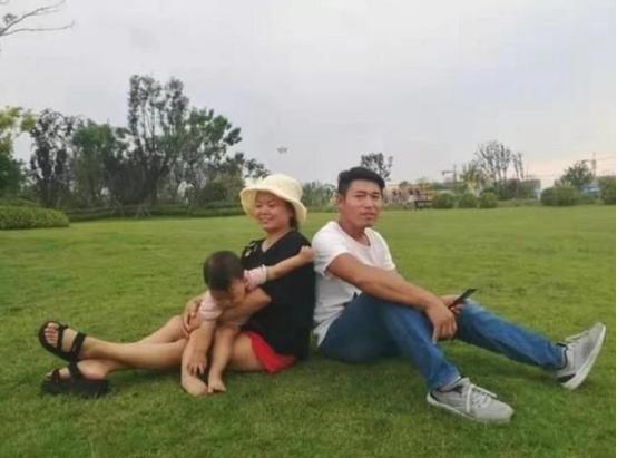 河南开封有位妻子，每天抱着丈夫的脚，隔着塑料袋用嘴去咬脚趾头。这一咬，就是七年！