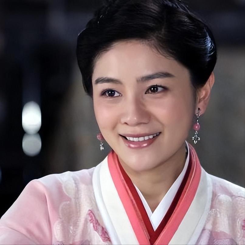 演员，胡可说，沙溢这个人，懒，不干家务，我要是不舒服，不能干了，他就给我妈打电话