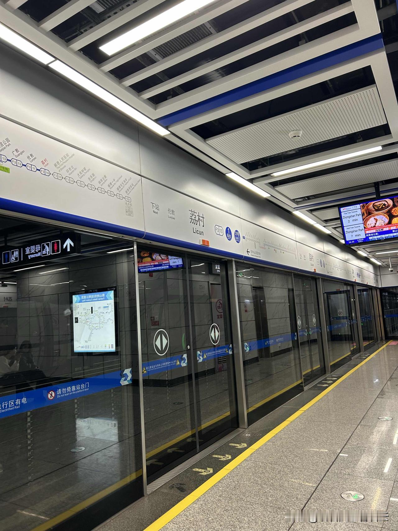 打工人最令人尴尬的一幕就是，

自己被公司裁员失业之后，

快一年时间了，还是会