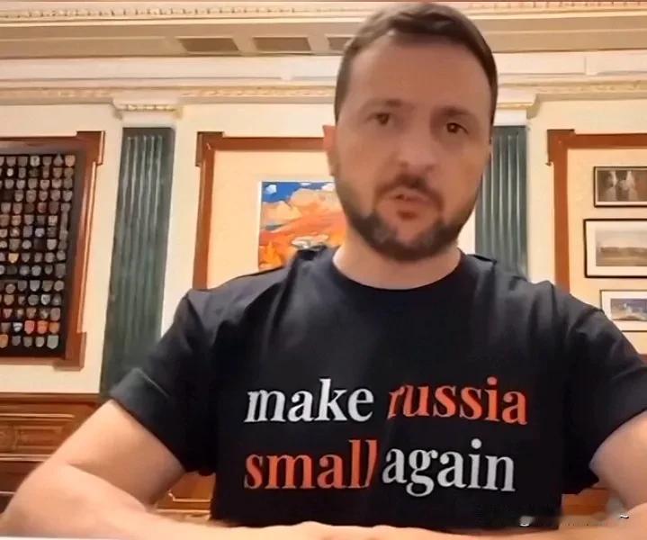 近日：泽连斯基在社交上发视频讲话时，穿了一件带字母的黑色短袖，引起网上很多人的关