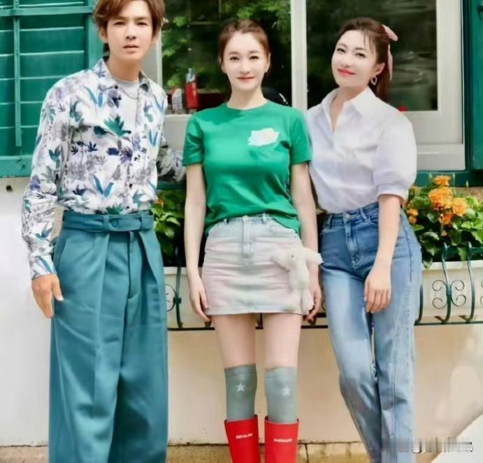 李小冉早期生图曝光，
这颜值身材太惊艳、太突出了，
怪不得能让富豪苦追十年，
可