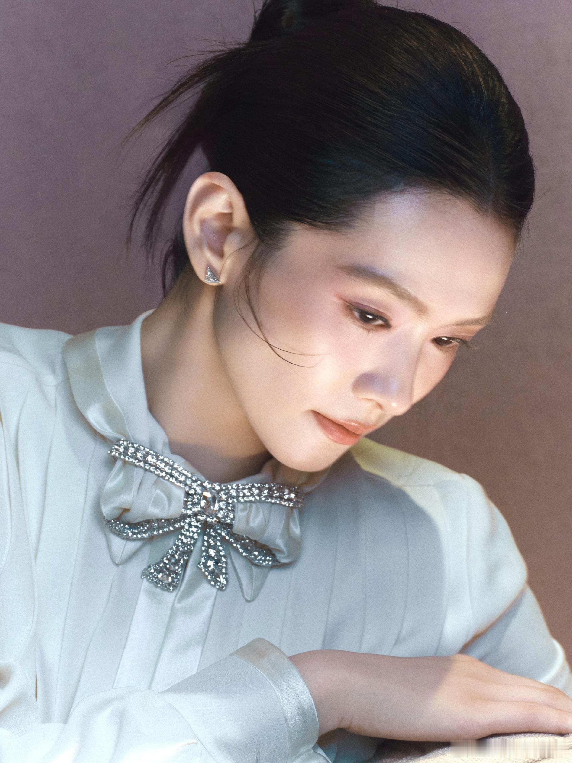 陈昊宇出镜两套造型大片，Prada与Ports 1961 2026春夏系列礼服接