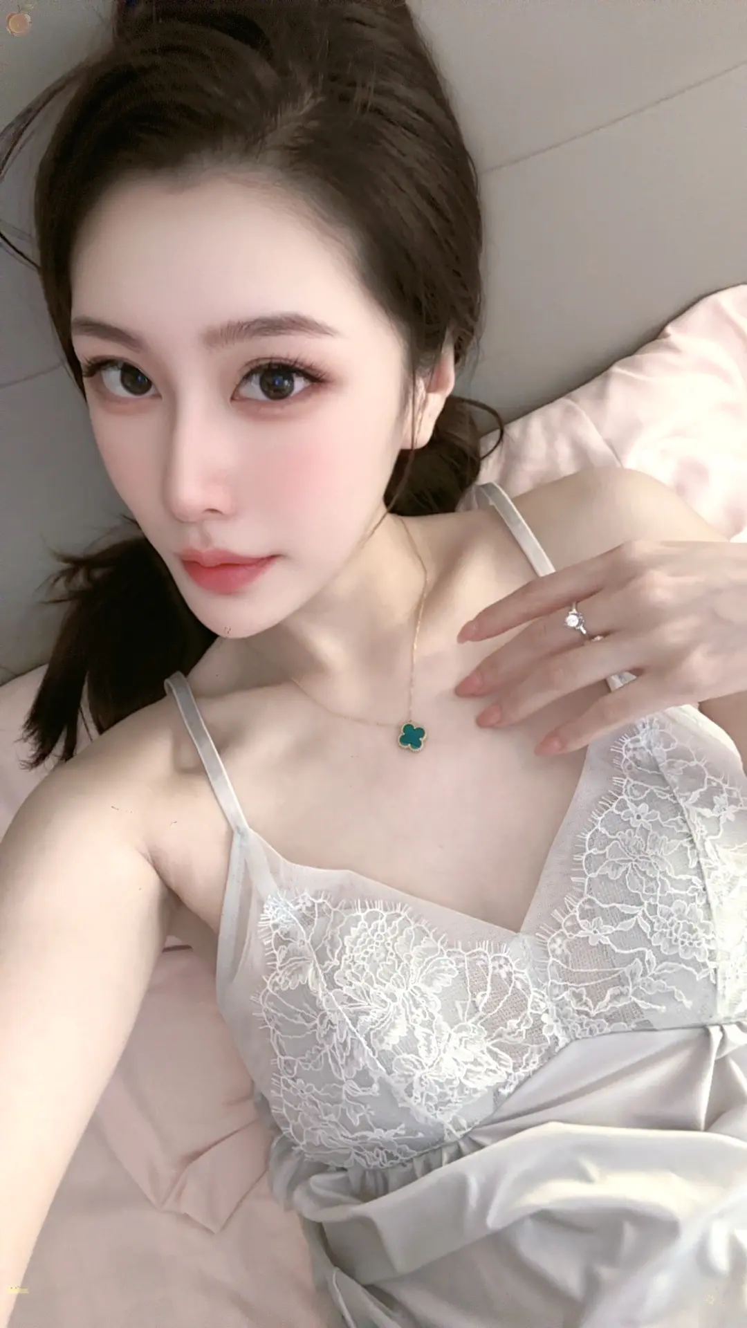 做好自己，钱和脸都是自己挣的，穷也好，富也罢，用不着谁看得起谁，道不同...