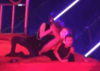 慎入！theqoo 900楼热帖po出的金俊秀在演唱会上的床上表演[裂开][裂开