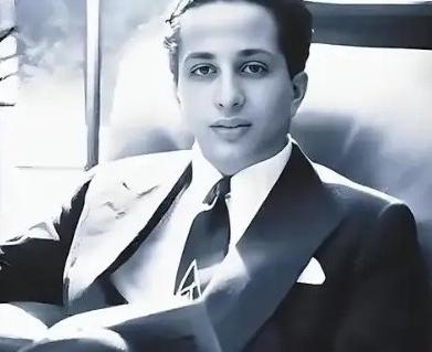 1958年，23岁的伊拉克国王费萨尔二世被处决，他的双脚被砍掉，衣服也被扒光，只