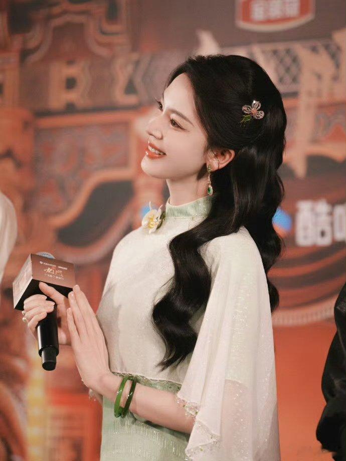 九门原皮红毯百万运镜来的 前一秒还在嗑角色互动，下一秒直接掉进《九门》的隐秘角落