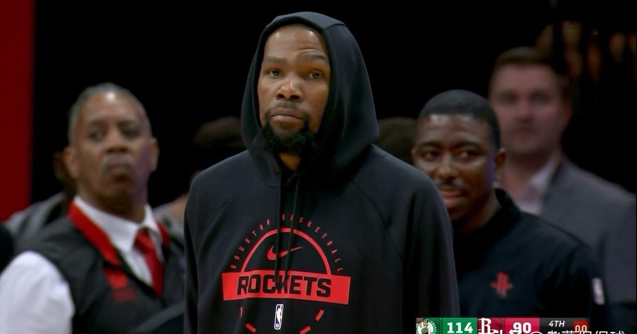 在今天火箭主场迎战凯尔特人的比赛中，发生了特别让人心碎的一幕。当时距离全场比赛结