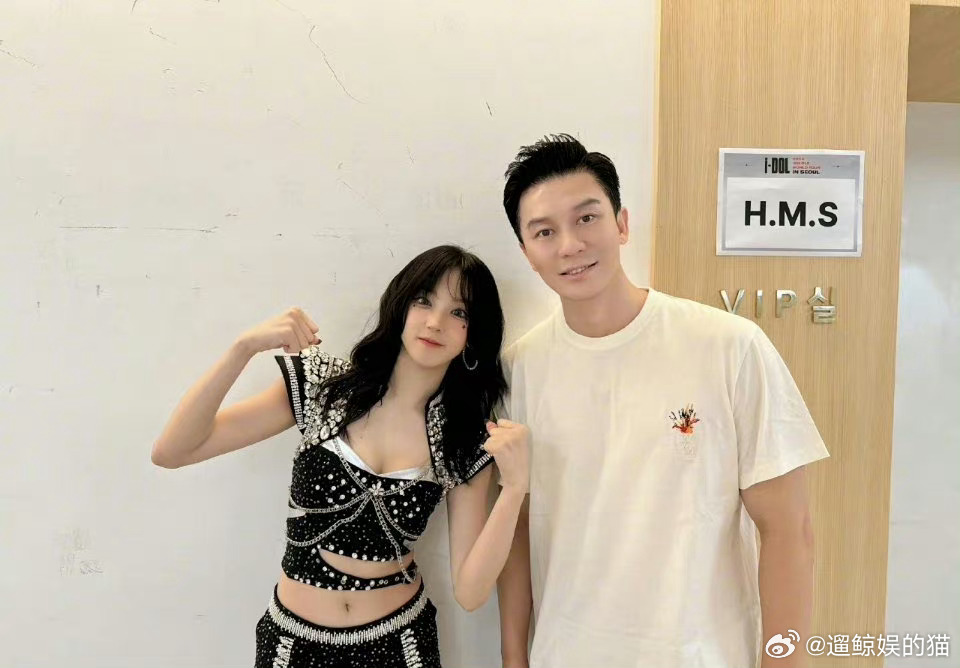 李晨和宋雨琦合照有美颜一下就显得格外年轻 ​​​