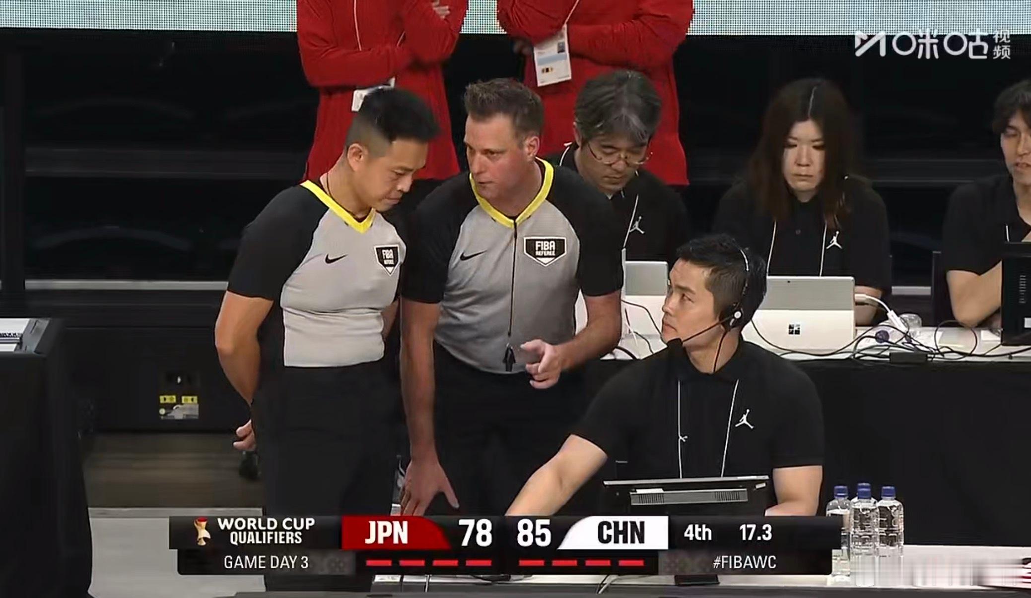 中国男篮vs日本男篮日本 主场哨 卧槽，这裁判太疯狂了… 