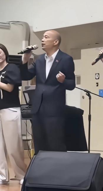 你看他韩国瑜扭捏作态唱歌，真是恶心极了。
 韩国瑜，一个买菜的光头，靠打了台独分