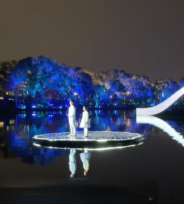 杭州西湖苏堤北入口西侧是印象西湖《最忆是杭州》演出的固定地点，杭州西湖岳湖广场。