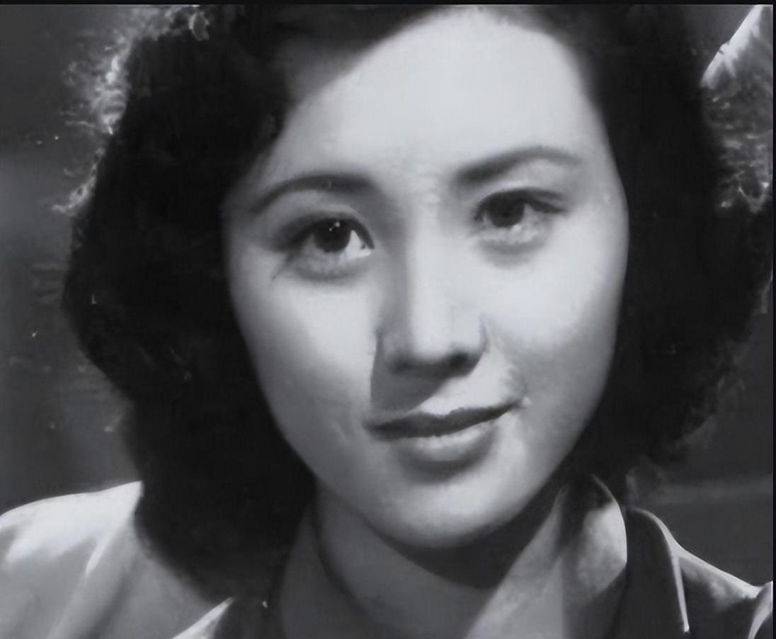 1942年，长期潜伏在我军的日军女间谍美智子正要出门时，突然回头，对着游击队大队