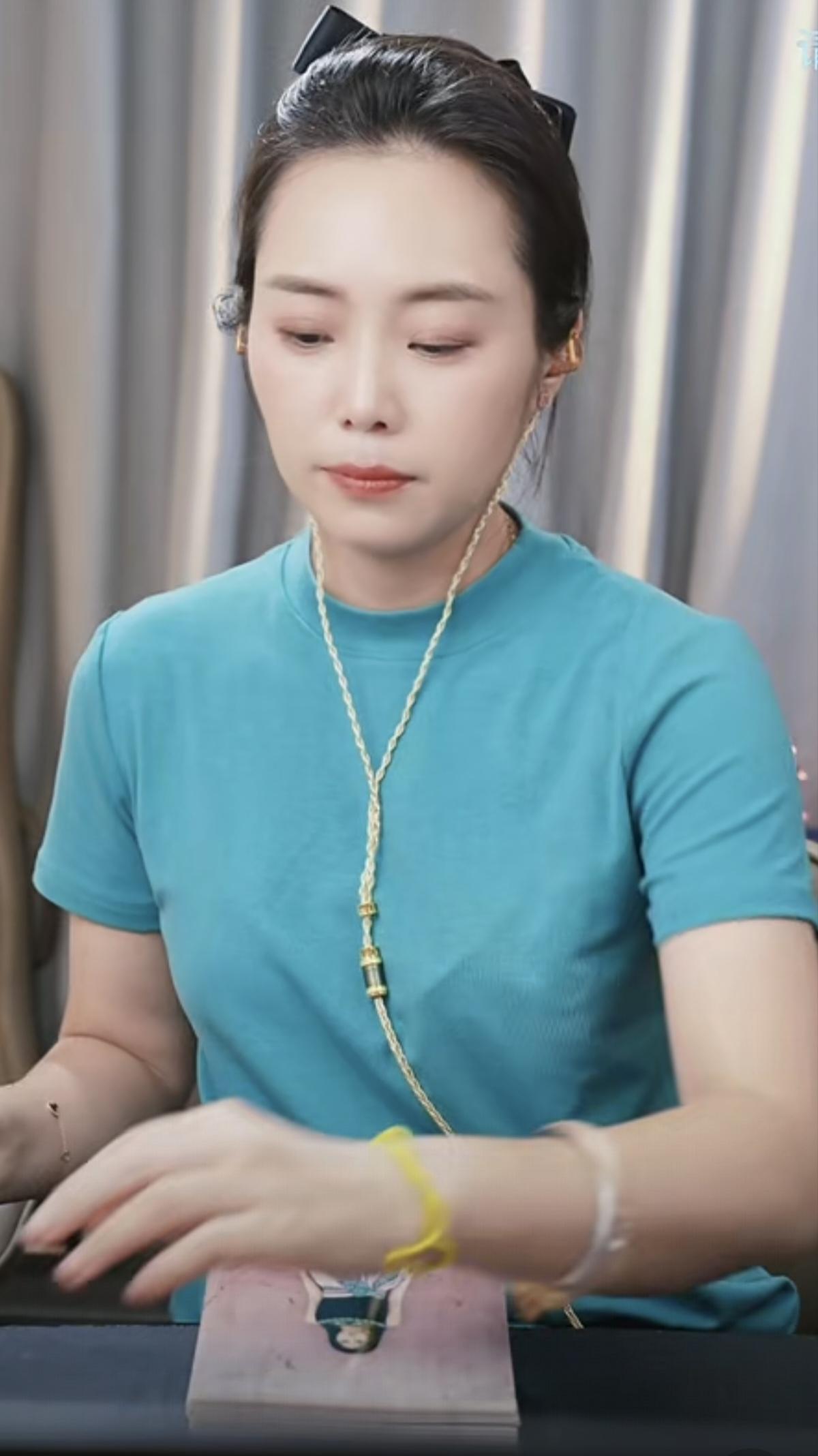 云朵这是发了新唱片了么，开直播一张一张的签字呢，也不说话，偶尔抽一下屏幕。曾经的