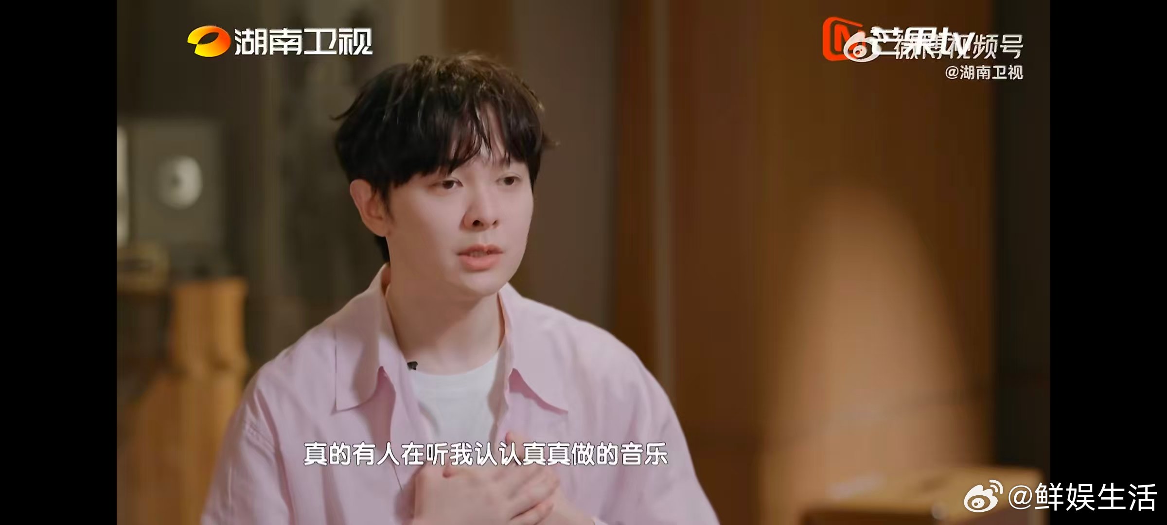范丞丞把自己的排名借给尤长靖歌手直播轻松玩笑化解压力，兄弟间暖心互动，氛围感满满