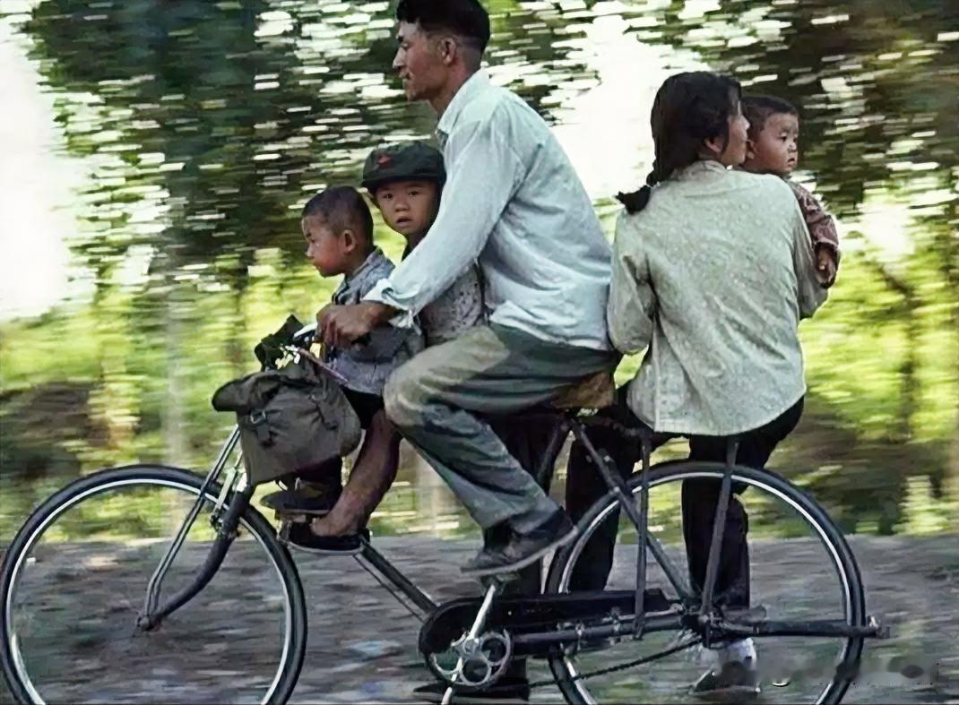 以前的载重自行车，也叫“二八大杠”，其质量那是杠杠滴。载几个人或几百斤货物，即使