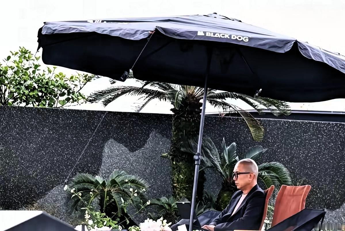本以为这场追思会只有长辈到场，没想到还有两个小小的身影，以特别的方式参与了这场生