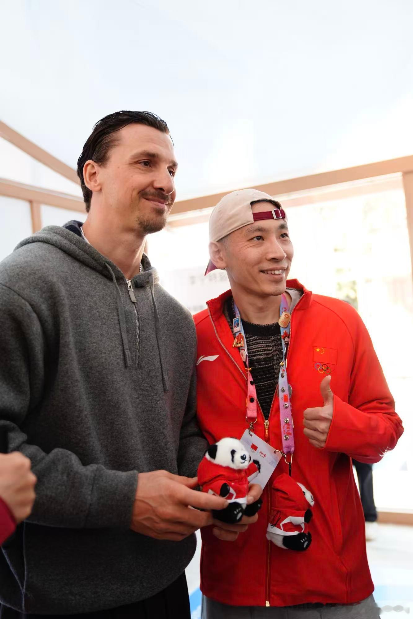 苏翊鸣伊布互送新年礼物从绿茵场到雪上赛道，两大王者双向奔赴！互赠礼物、暖心互动，