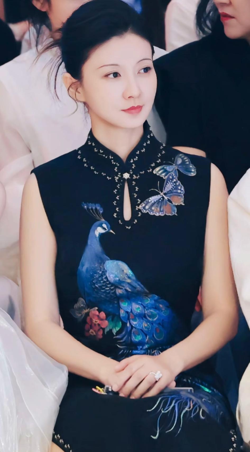 看吧！这才叫大家闺秀！眉姐姐天生古典美人，东方韵味美感十足
古典又大气，温婉又优
