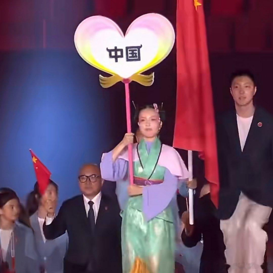 这啥审美啊，这衣服这字体都怪怪的日本举牌服有封神那味了 ​​​