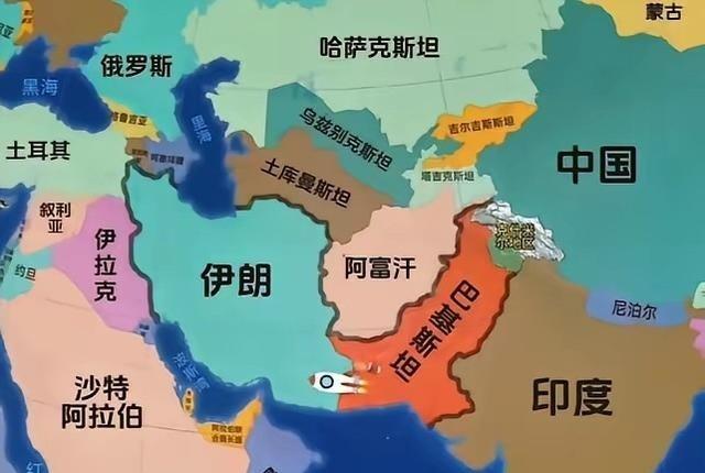 伊朗有里海，也是内海，与俄罗斯可以直接物资传输。
伊朗北部紧挨里海，这片世界最大