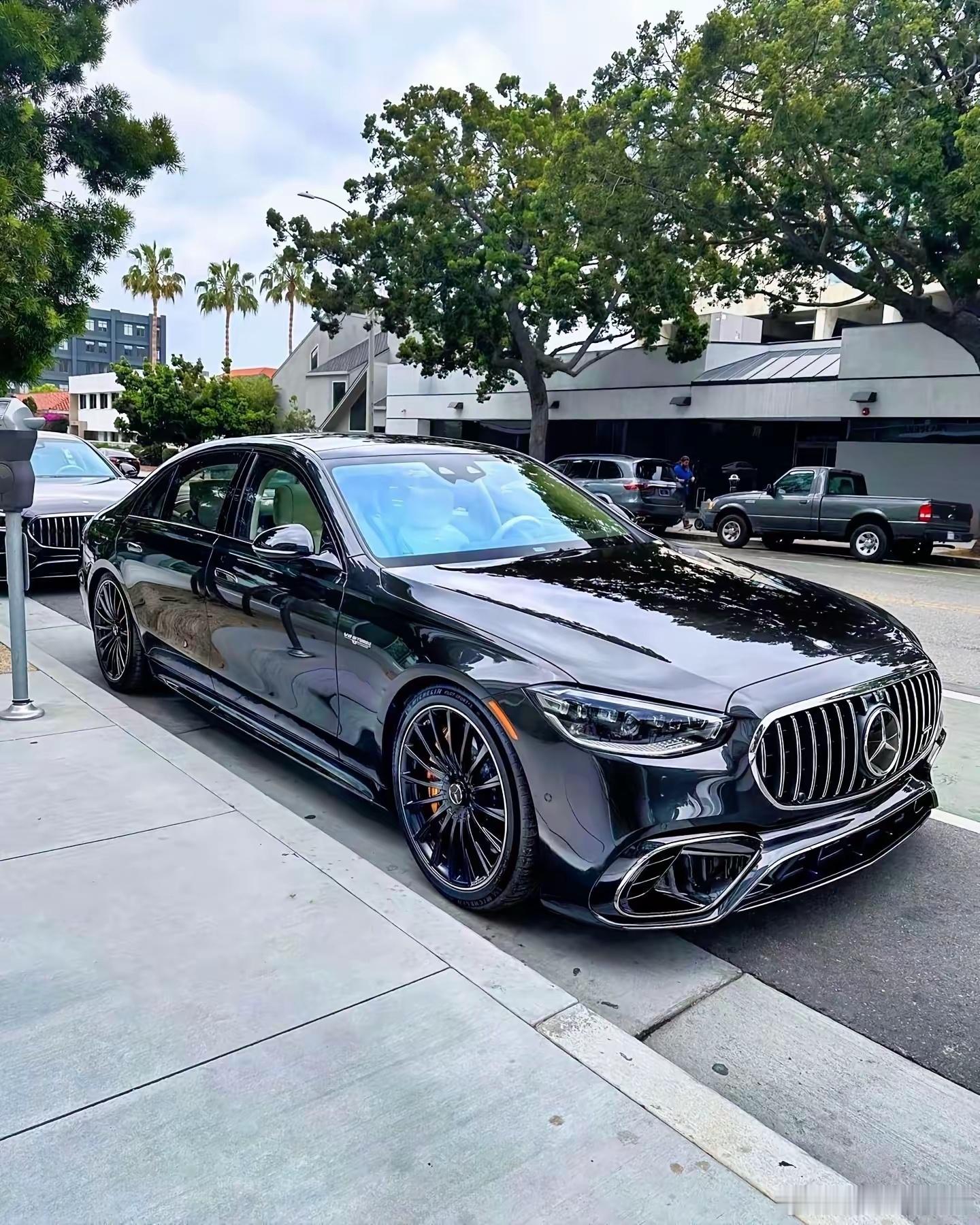 首款大标奔驰AMG S63，搭载4.0T V8插电混动系统，车身侧面线条流畅优雅