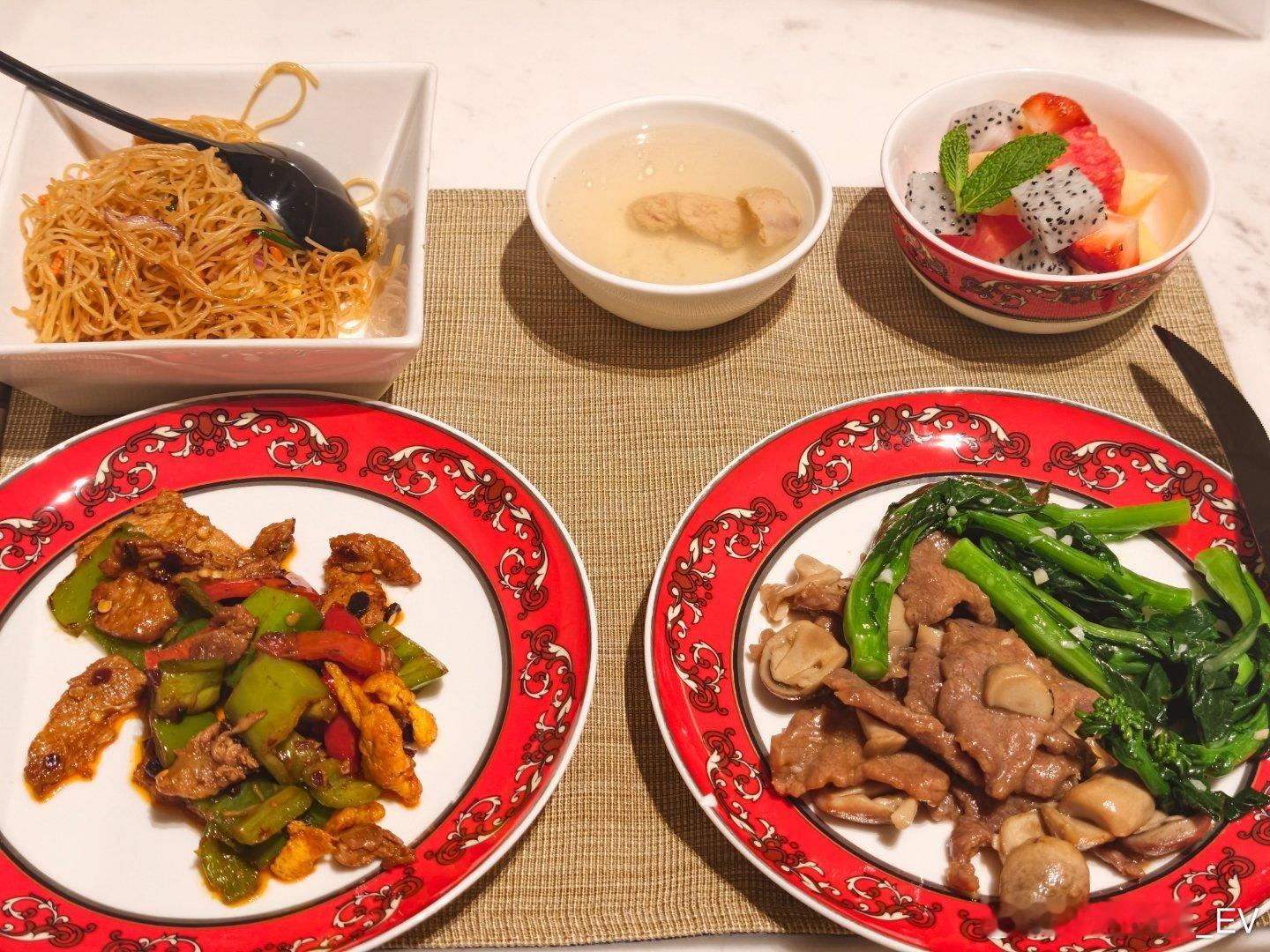 发布会结束，回酒店吃的晚餐，这是牛扒套餐，怎么样有没有很丰盛 深圳·深圳威尼斯皇