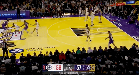 暂停！湖人57-56快船邓恩救球后，出界失误，湖人球权！快船vs湖人