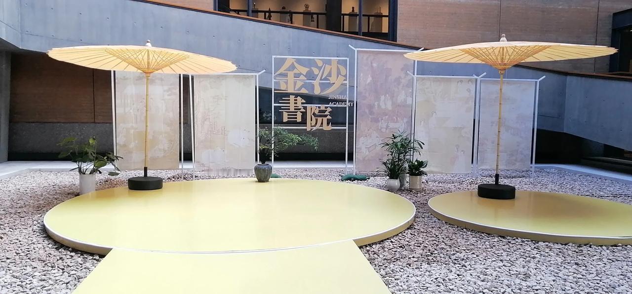 金沙书院有一个工艺美术展，听说是一个叫大卫的外国人，把他的手工工艺品放到这里展览