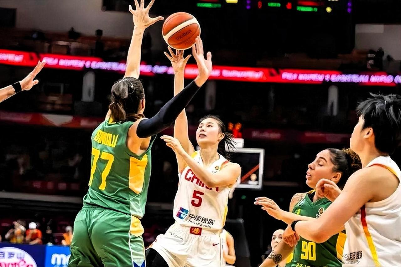 王思雨｜世预赛三场关键战 一页式数据清单
 
场均：16.3分 | 2.7助攻 