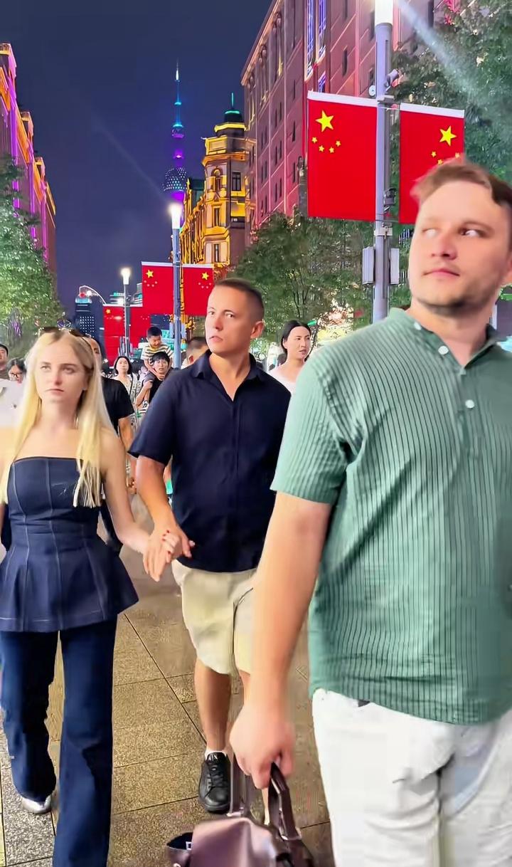 国庆前夕上海街头太震撼！满城红旗，外国游客直呼大开眼界
 
还没等到国庆，上海大