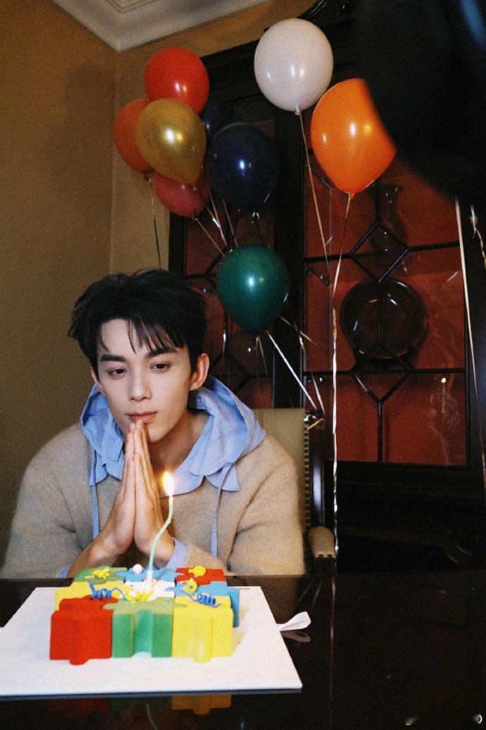 吴磊26岁的生日照吴磊26岁的生日照📸真的是我们的青春男大呀，看到生日的拍立得