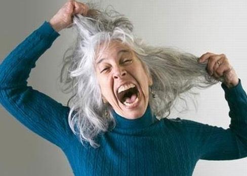 面色发黄是替脾虚报警，头发早白是替阴虚报警，2味中药泡水，一个特效穴，补虚又乌发