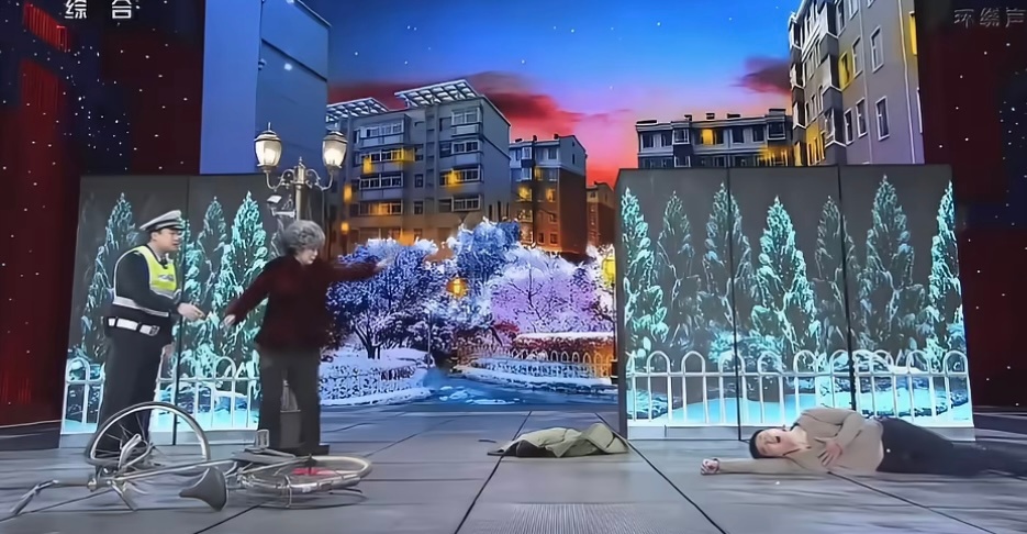 沈腾吊威亚梦回郝建沈腾的腰还好吗沈腾在龙餐馆片场吊威亚这段，真的是梦回郝建啊，腾