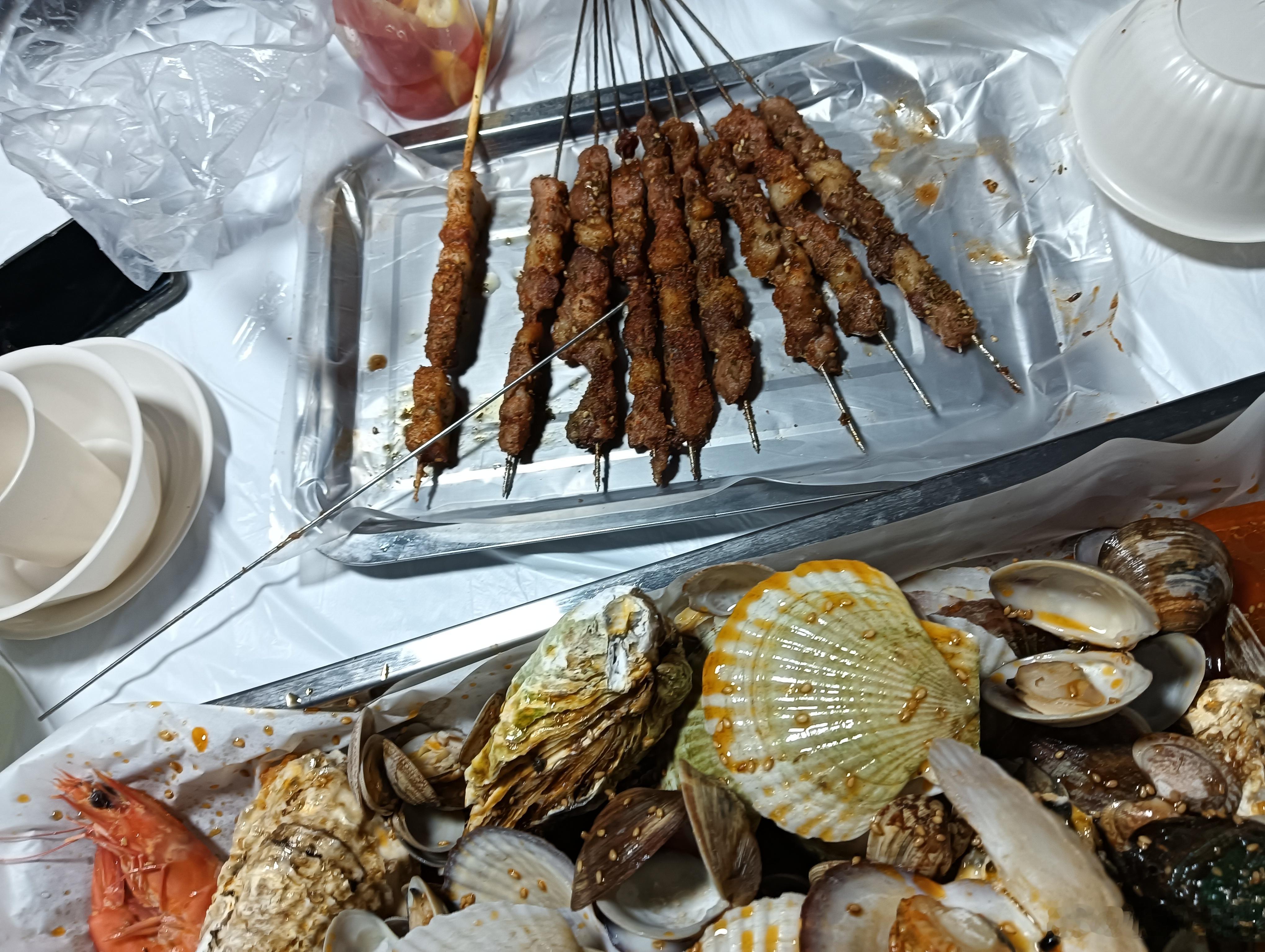 出来玩儿了，一天花了一千多，也没见买的啥，到这刚好圆睡着，在车上睡了会，可能没睡