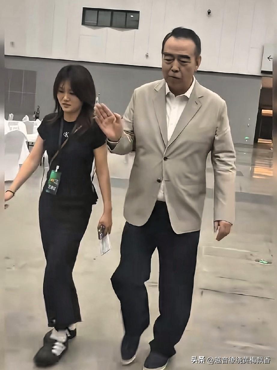 导演陈凯歌近期出席活动时，走路一瘸一拐，好似脚底没个稳当劲儿。按理说他不过74岁