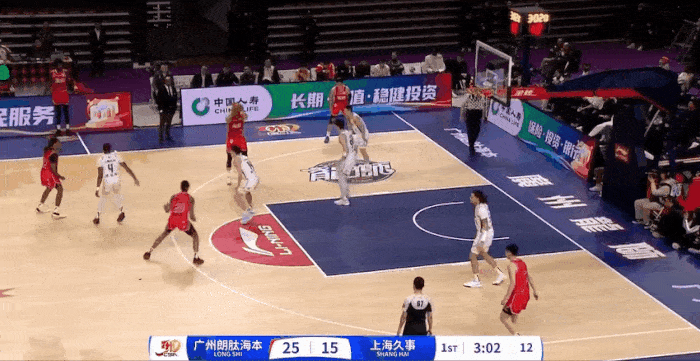 王哲林再次成为背景板！龙狮今天比想象中要打得好啊，这球李祥波面对王哲林很敢做动作