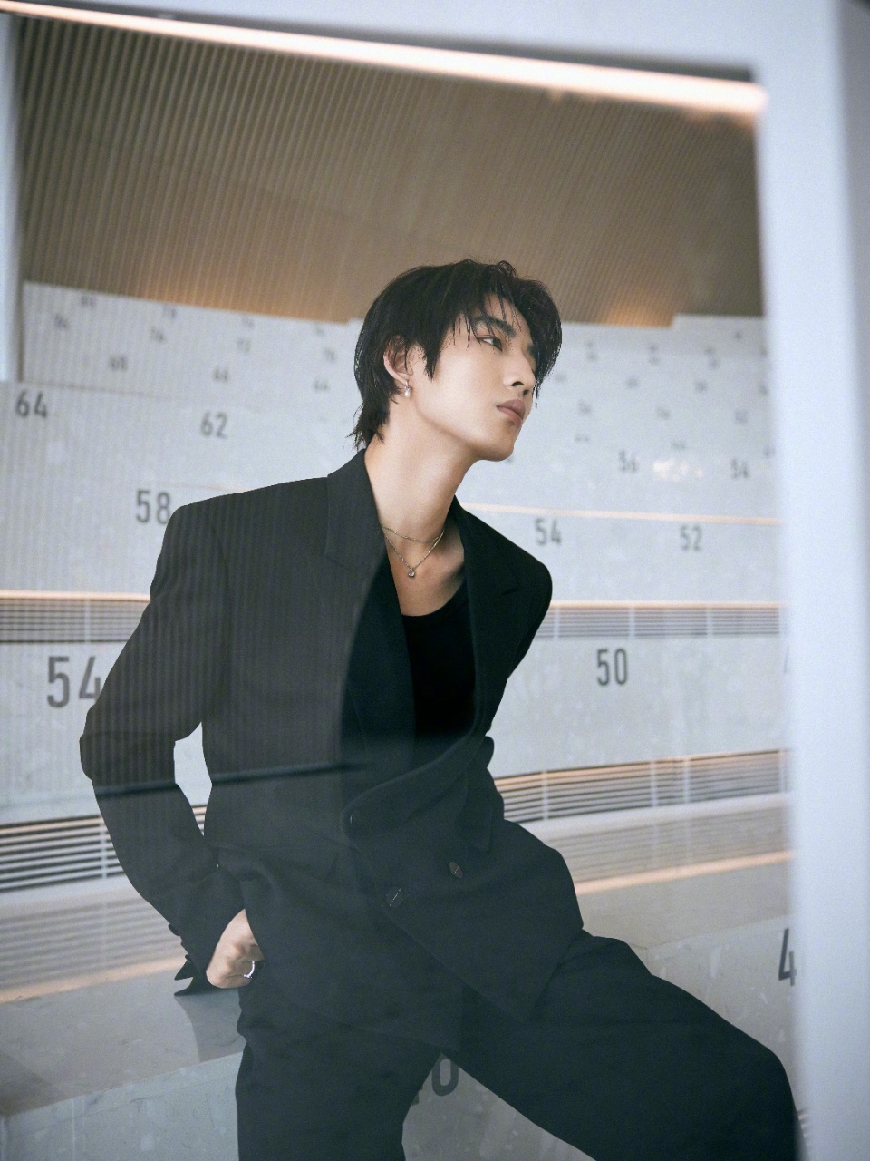 建议林秋楠黑西装半永久 松弛感的肢体动作与专注神情，配上剪裁合身西装突出身形轮廓