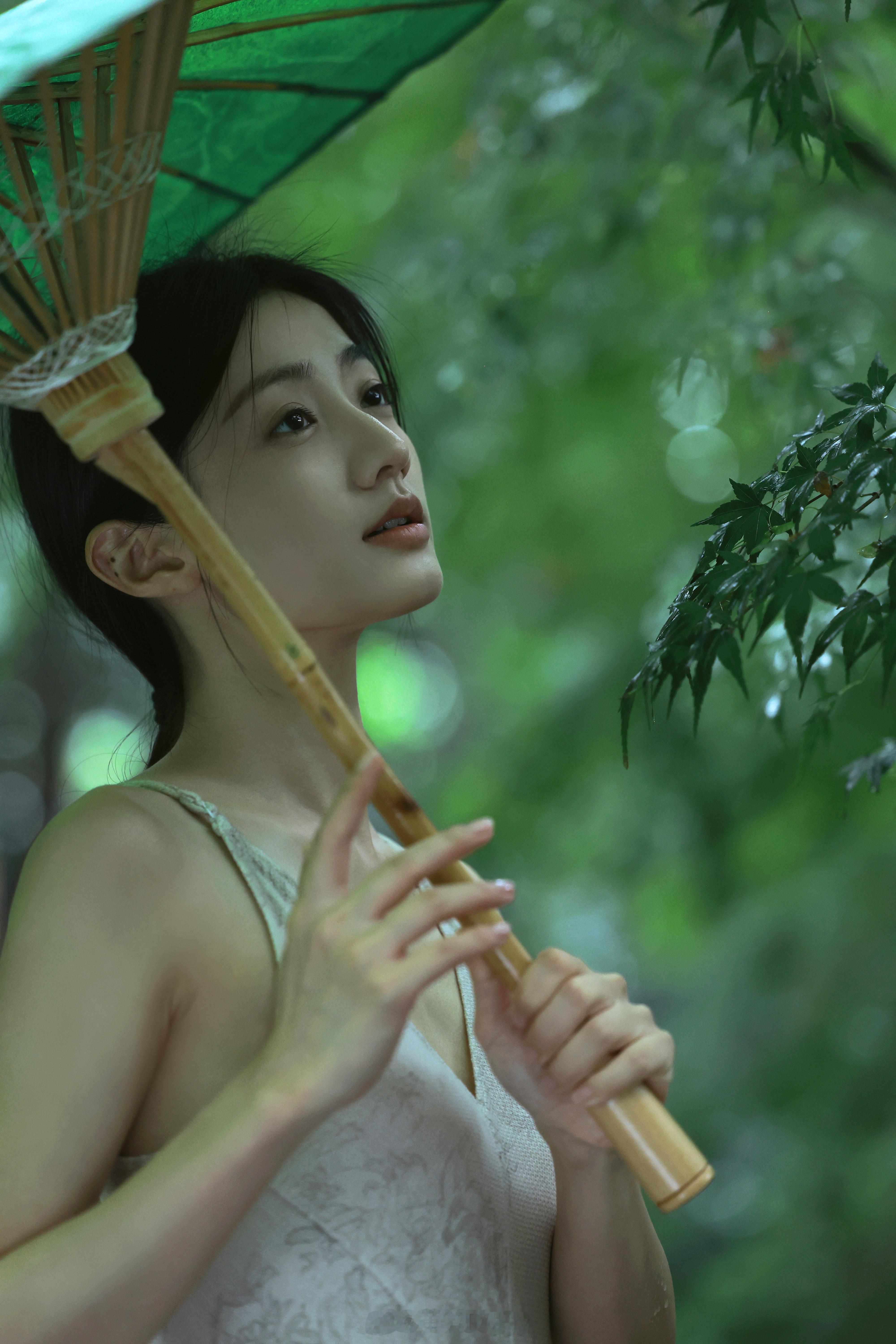 黄羿  溪畔青枝垂绿纱，素裙轻拢浣溪霞，抬眸那瞬，似把江南的柔婉都揉进了眼波里。