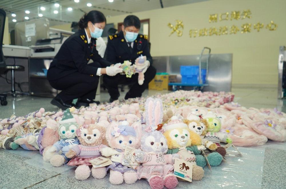 拱北海关所属闸口海关周二在拱北口岸，查获一名内地女子违规携带248件迪士尼玩偶进