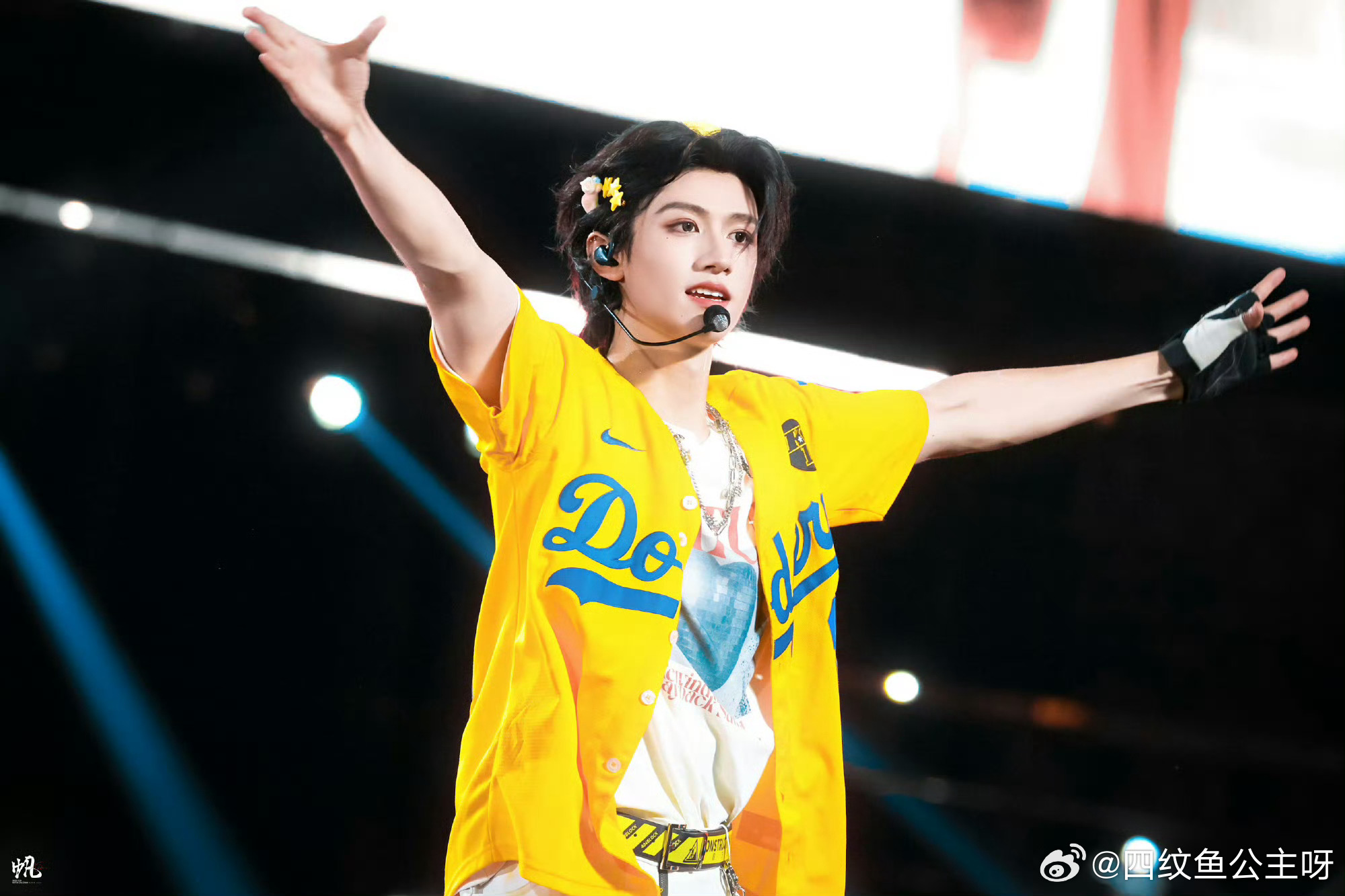 走过路过，不要错过我在演唱会上发现的这个宝藏男孩，像汽水一样充满活力，阳光照耀着