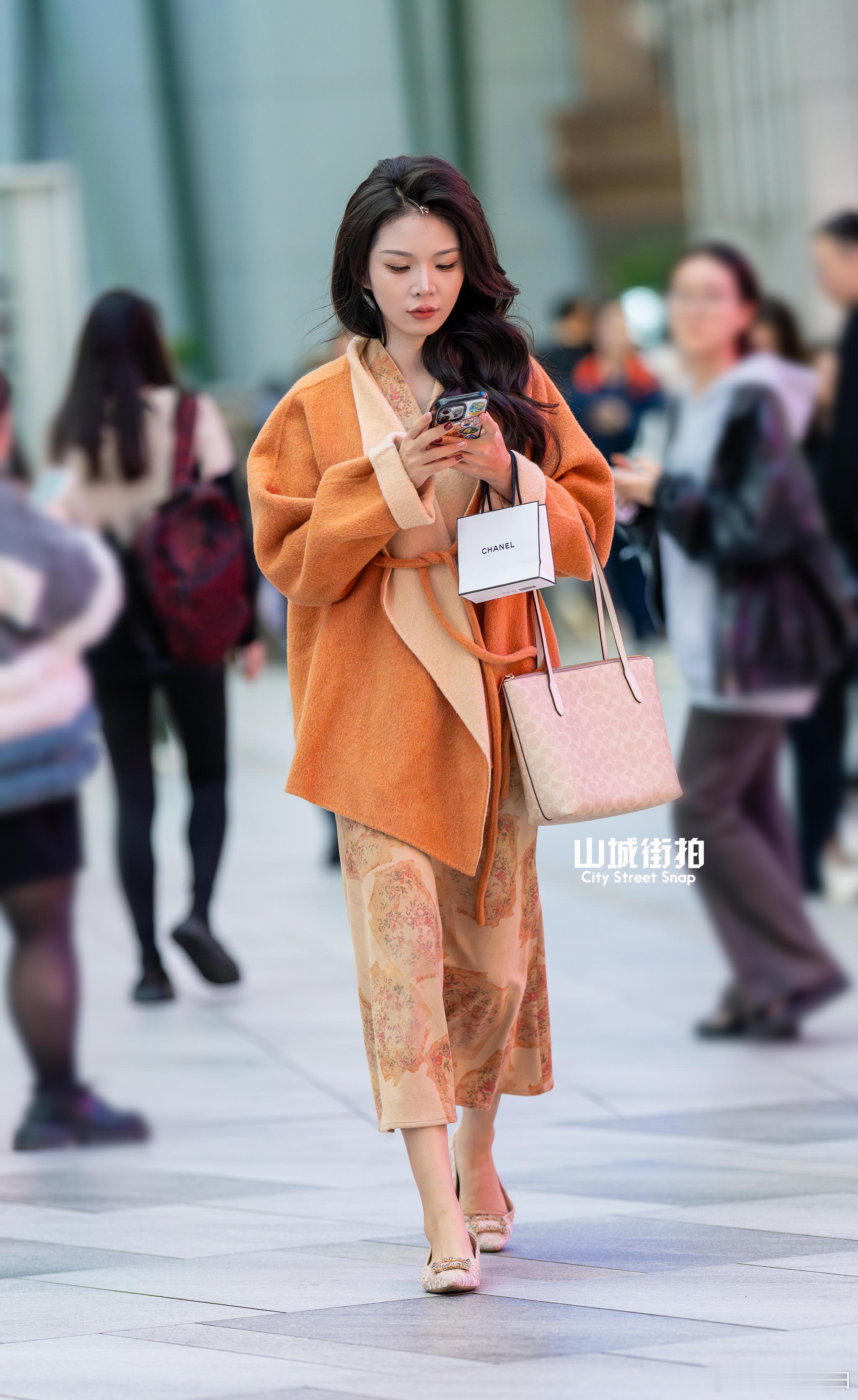 小姐姐看手机好认真~ 