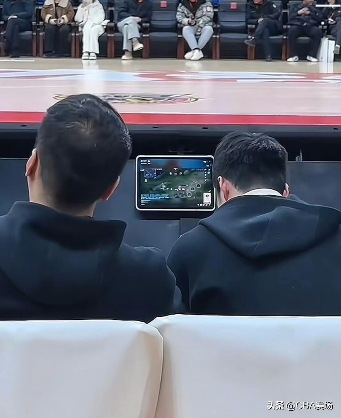 CBA联赛第5轮，吉林主场有球迷拍到宁波替补席的工作人员看游戏直播，这一行为已在
