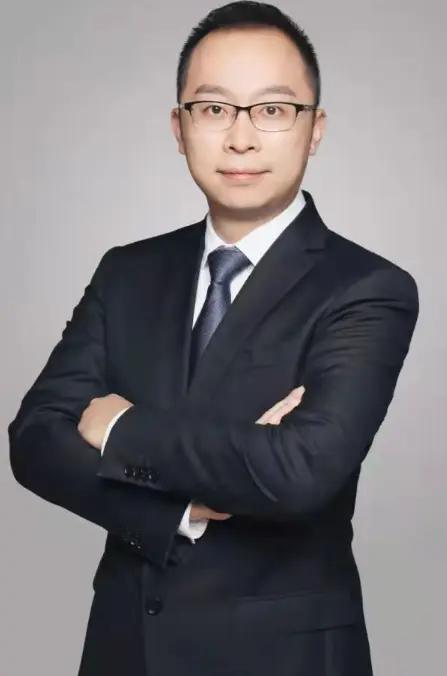 李潇珂，男，汉族，中国共产党党员，中学高级教师、重庆市巴蜀中学校校长、党委副书记