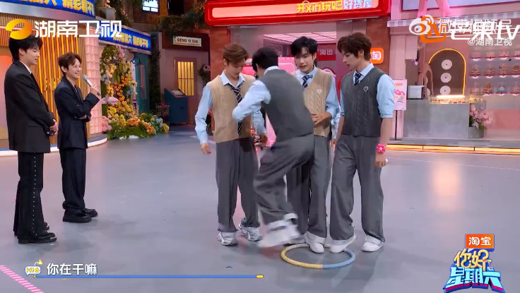 侯明昊剧宣绿茶人设屹立不倒你好星期六 抢瑜伽圈游戏里，侯明昊化身“隐藏款”卧底，